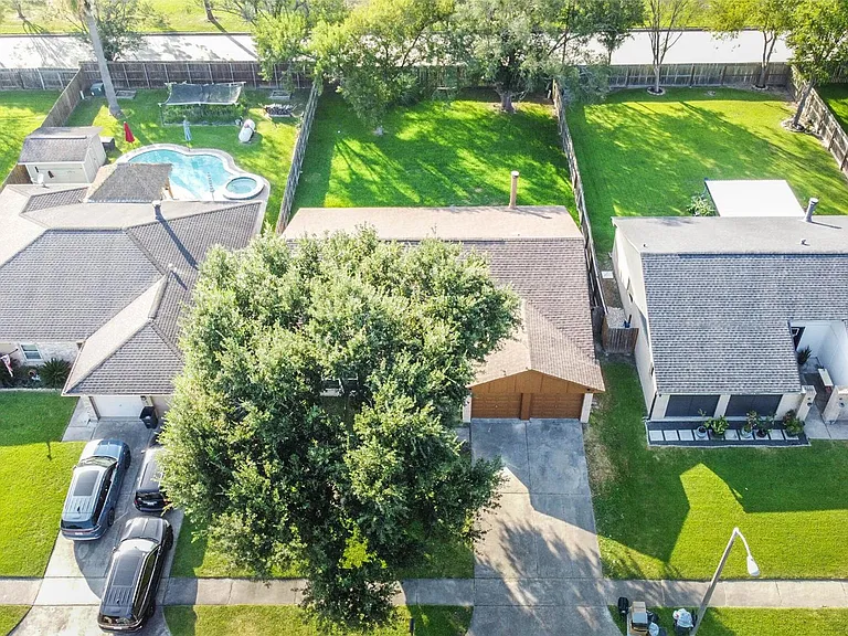 2406 Pilgrims Bend Dr — Photo 3
