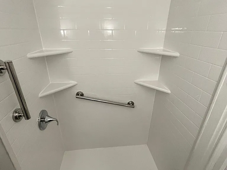 515 W Princess St #3 — Photo 2