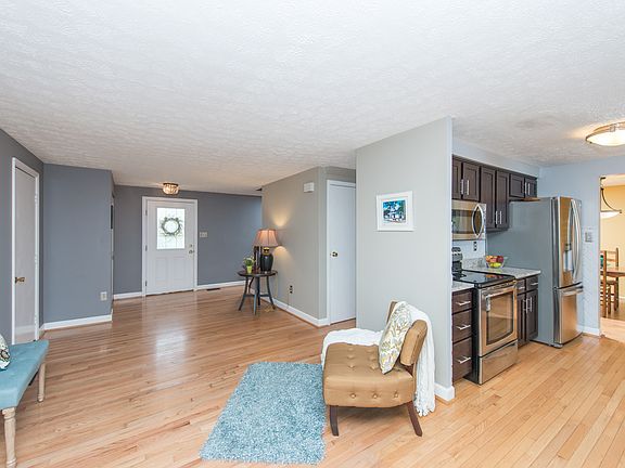 5th image of 495 Margaret Ln