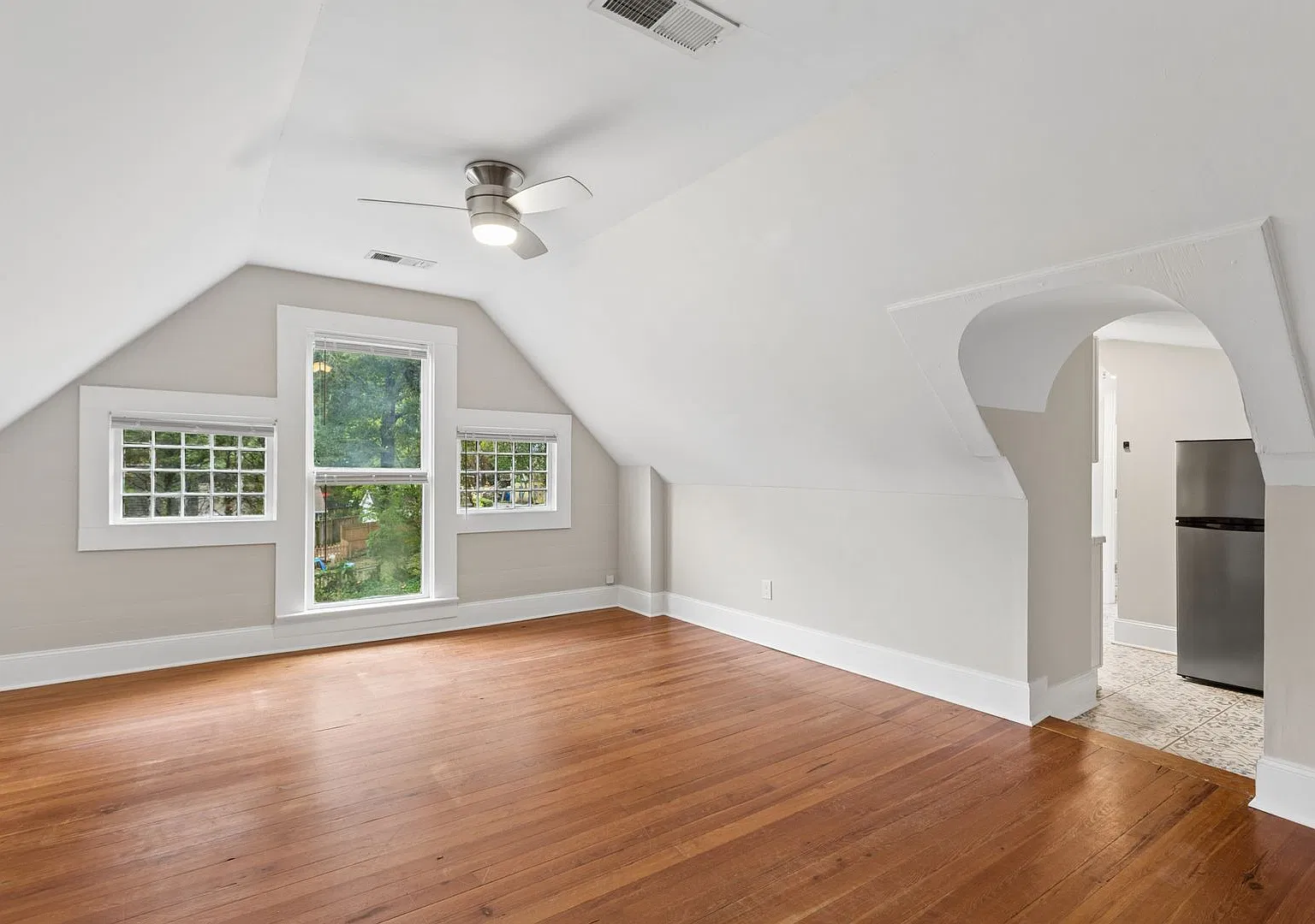 Victorian Village Apartments — Photo 4