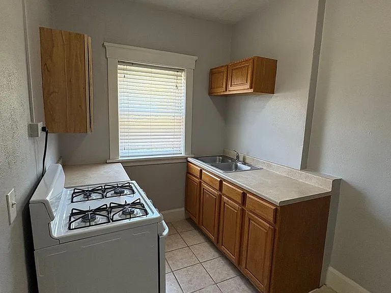 3301 Dewey Ave — Photo 10
