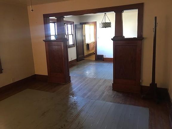2nd image of 1026 E Victoria St