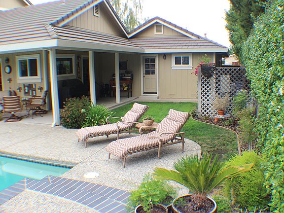 2nd image of 2011 Blossom Dr