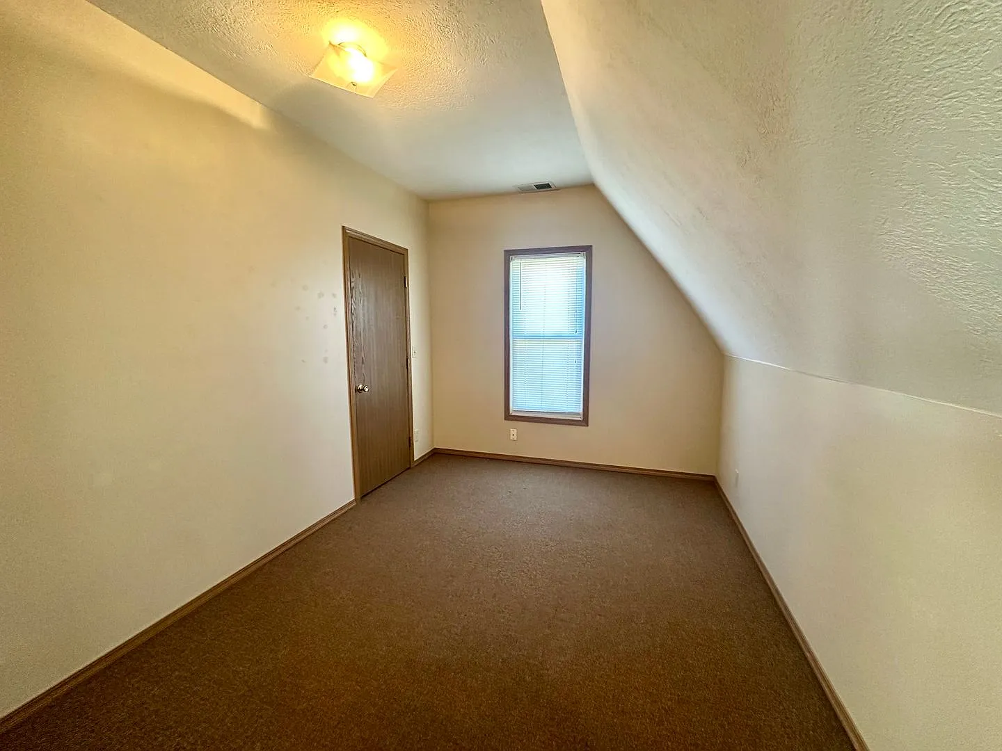 Peteyboy Properties LLC-437 W Jackson A & B — Photo 4