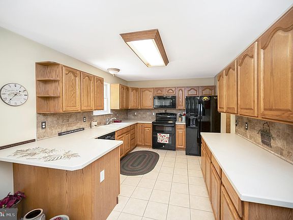 5th image of 11 Rose Hill Farm Dr
