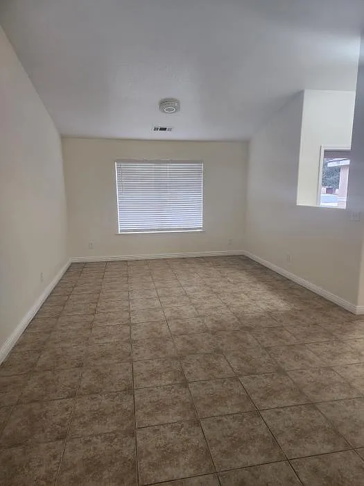 3 bed, 1573 sqft, $2,200 — Photo 3