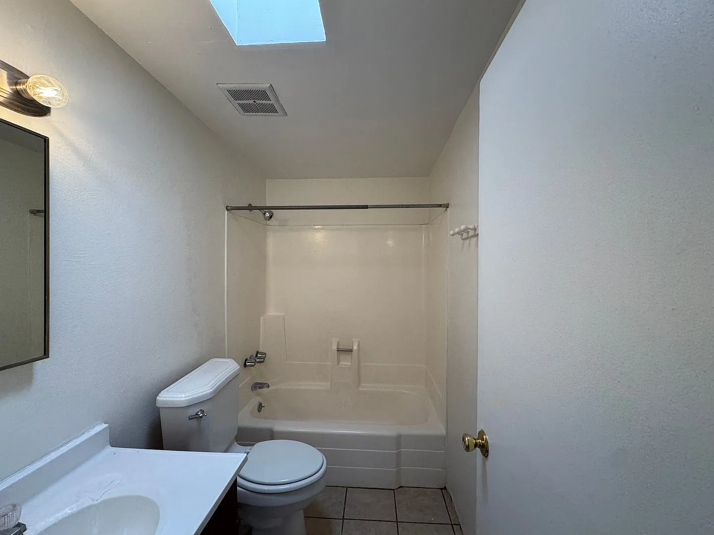 2Bdm 1 Bath, Washer/Dryer Hookups, Will no last long! — Photo 3