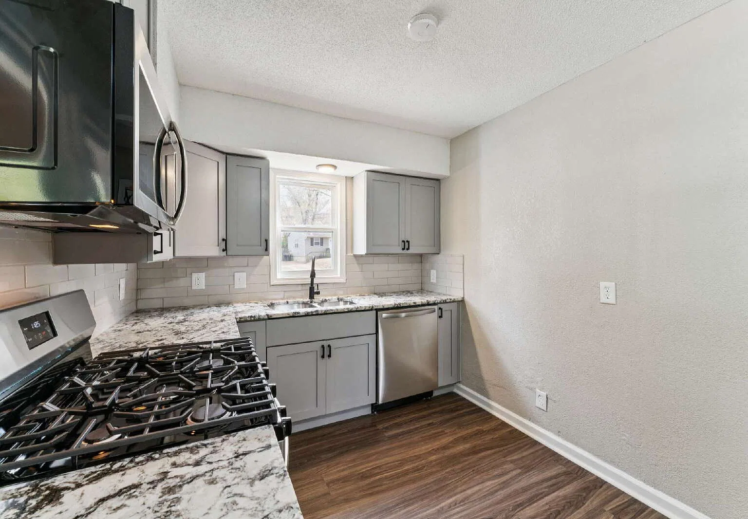 3 bed, 1.5 bath, 1104 sqft, $1,450 — Photo 3