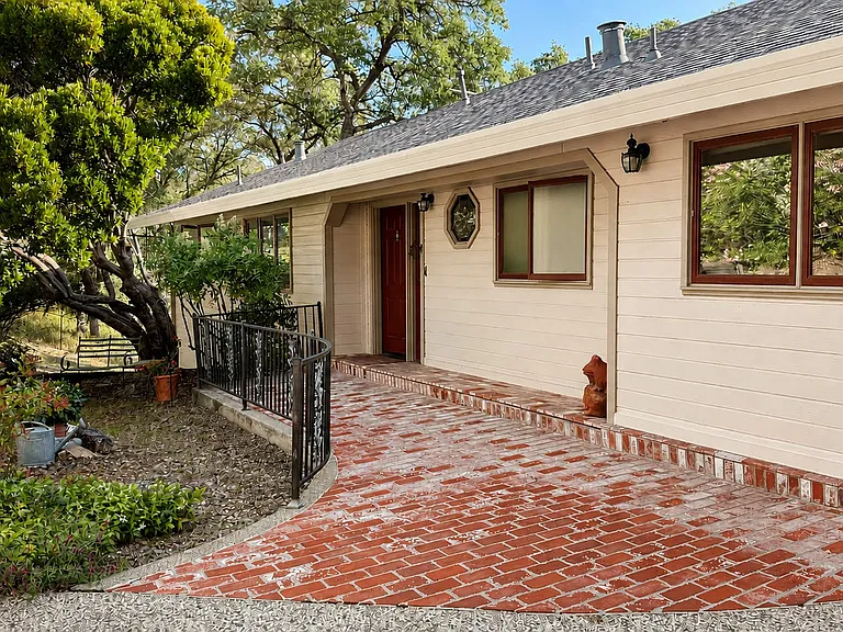 1049 Woodside Ln — Photo 47