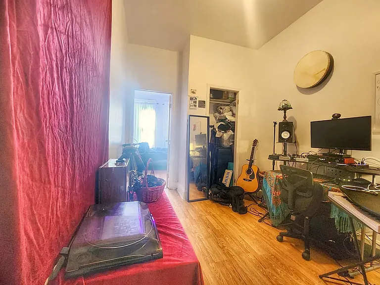 1408 Putnam Ave #1R — Photo 11