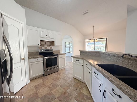 3rd image of 585 THORNBERRY Road