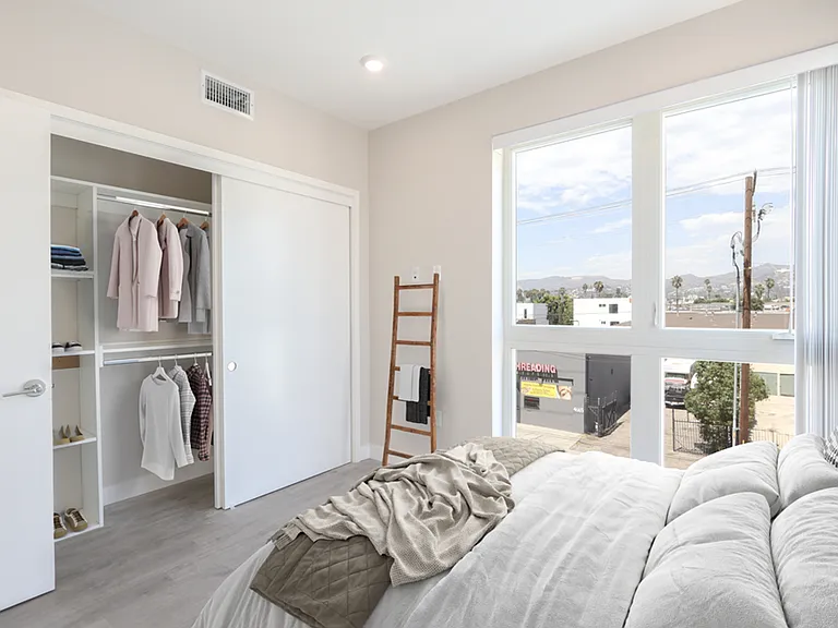 4660 Melrose — Photo 43