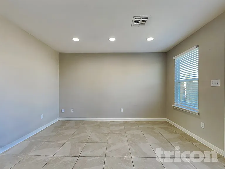 1052 Esplanade Pkwy — Photo 3