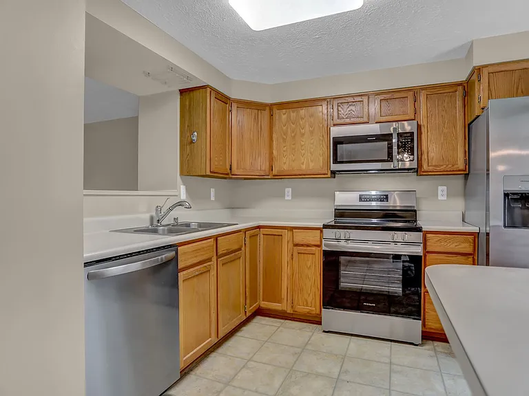 437 Ashton Ln — Photo 4