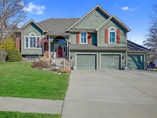 715 Canyon View Dr, Lansing, KS 66043