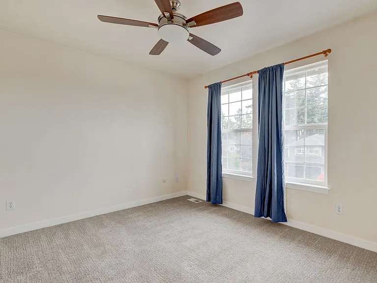 536 SW Regency Dr — Photo 18