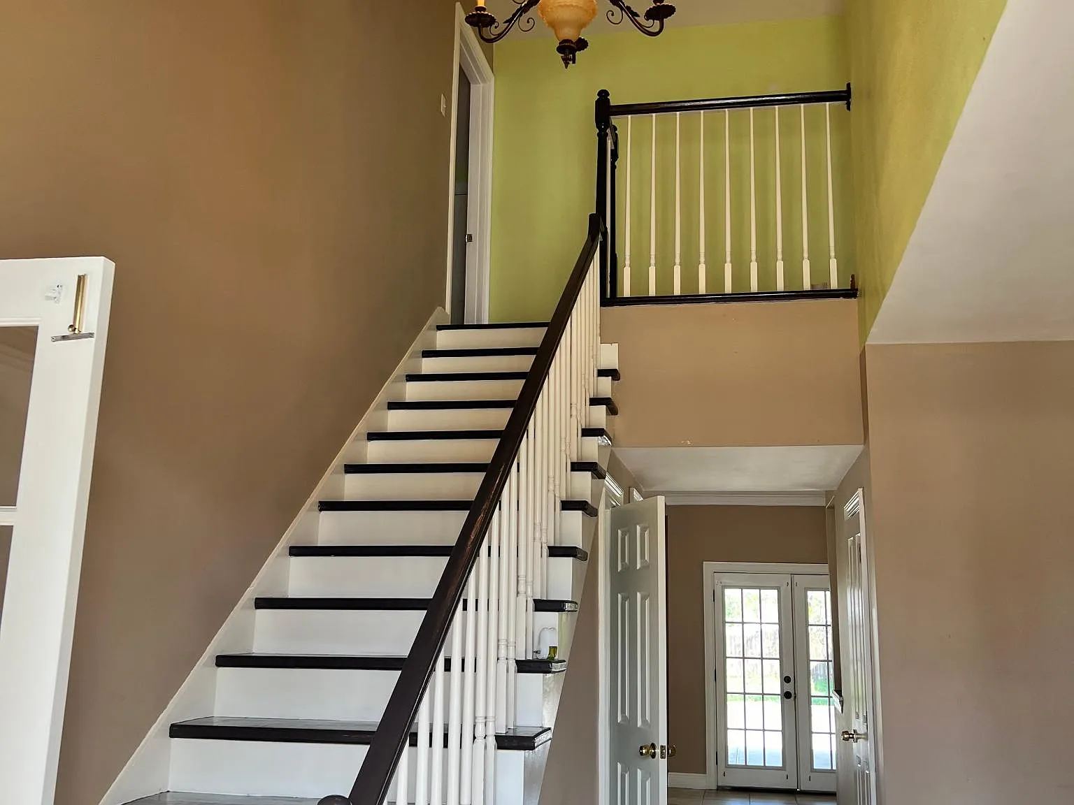 4 bed, 2.5 bath, 2500 sqft, $2,500 — Photo 1