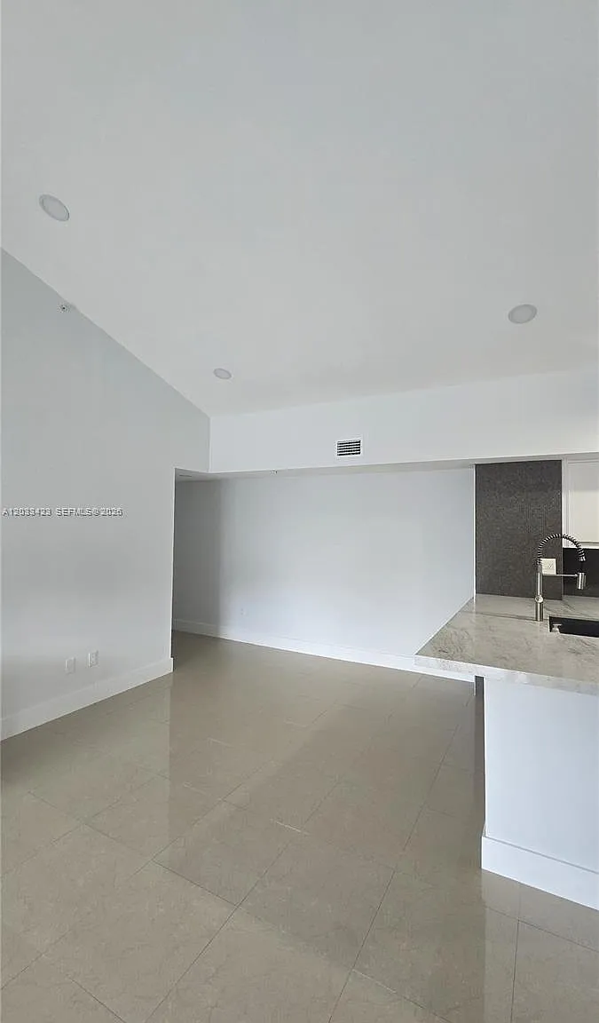 Royal Grand Condo — Photo 4