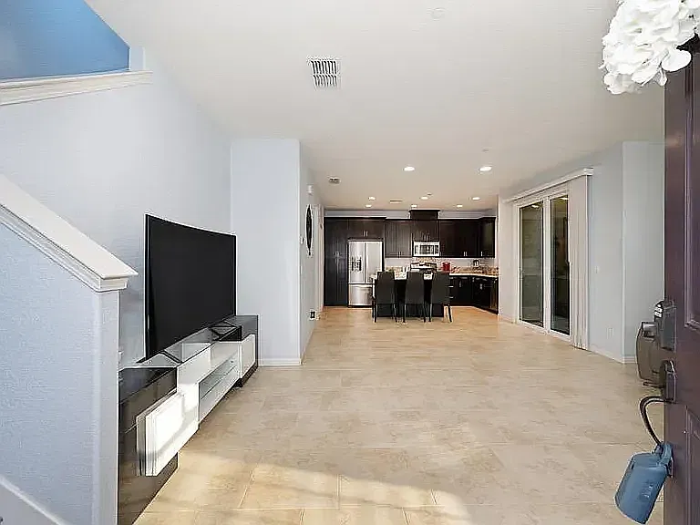4 bed, 1658 sqft, $2,790 — Photo 2