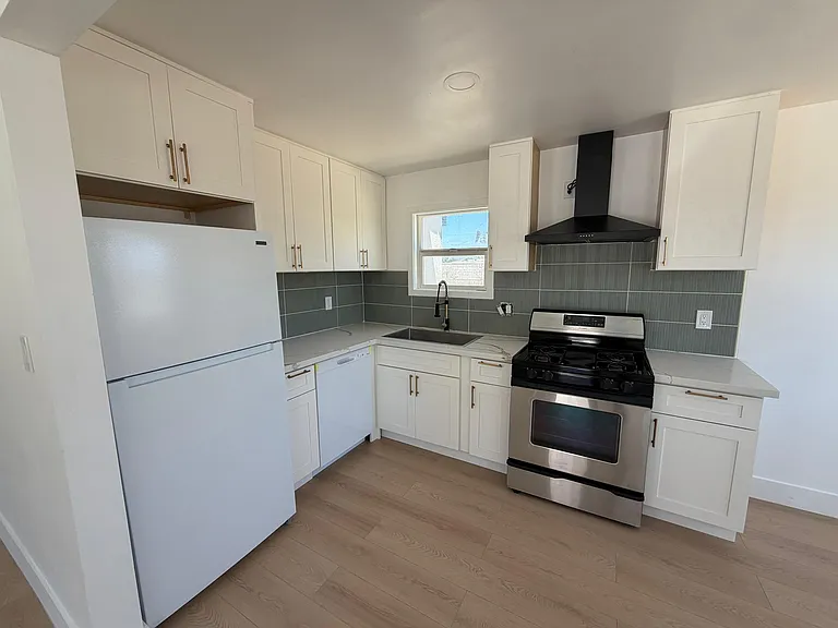 127 N Date Ave — Photo 2