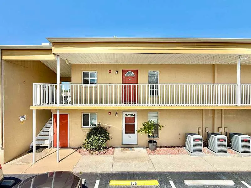 2 bed, 2.0 bath, 915 sqft, $1,195 — Photo 2