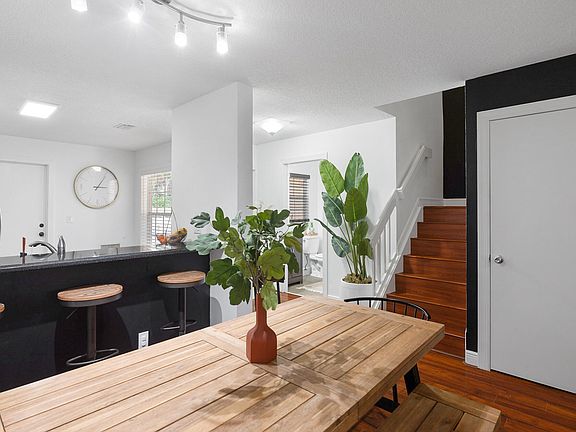5th image of 2205 Maplewood Drive