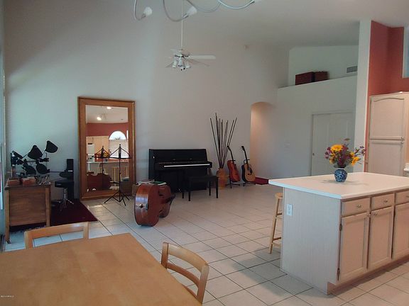 5th image of 804 N Bradley Dr