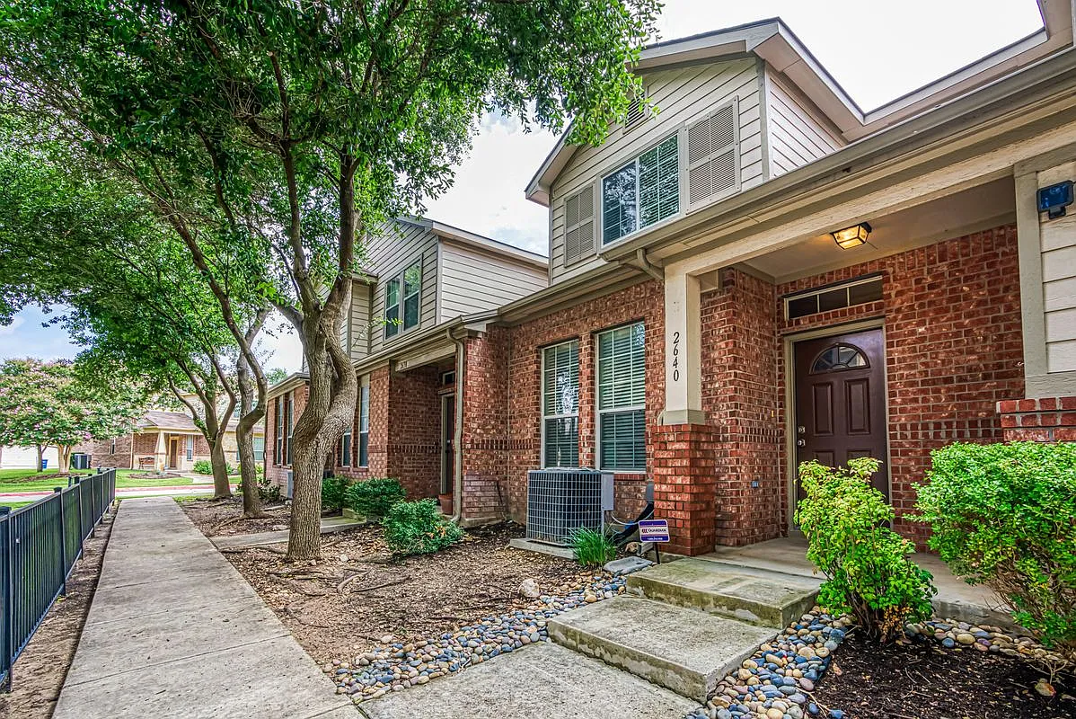 2 bed, 2.5 bath, 1281 sqft, $1,595 — Photo 1