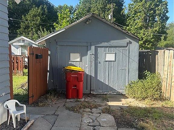 3rd image of 612 W Forest St