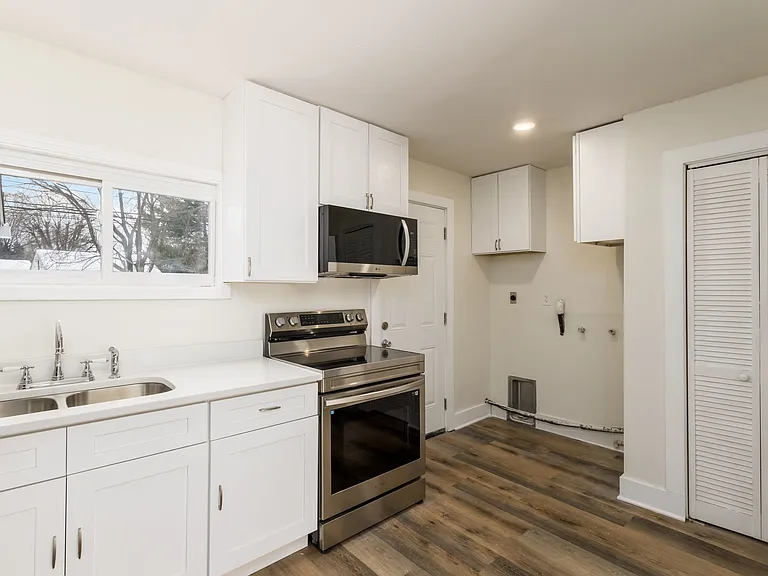 565 Virginia Cir W — Photo 8