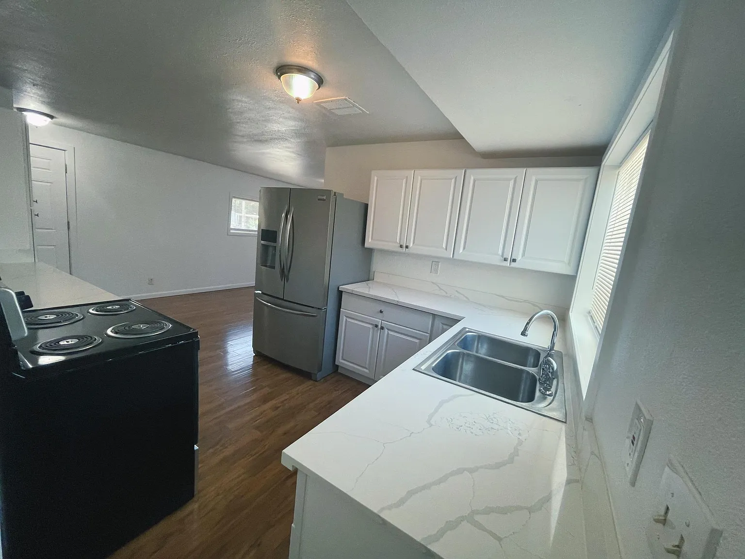 3 bed, 1200 sqft, $2,300 — Photo 4