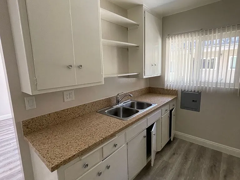 1027 S Atlantic Blvd — Photo 7