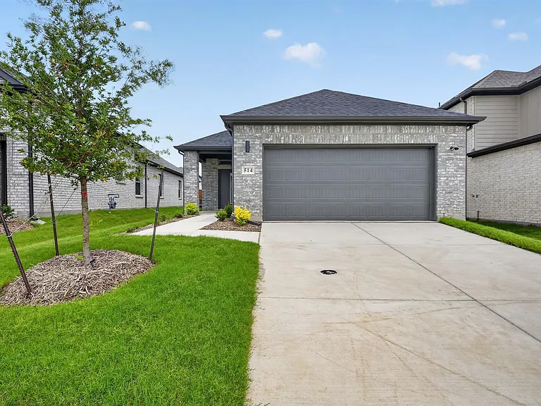 514 Green Grass — Photo 1