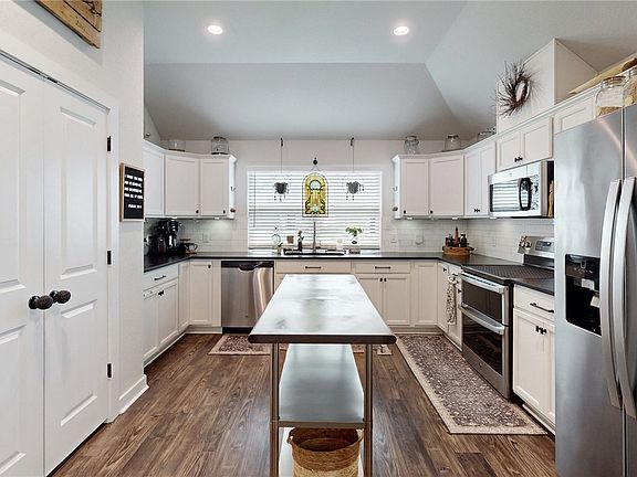 3rd image of 3425 Alsace Ct