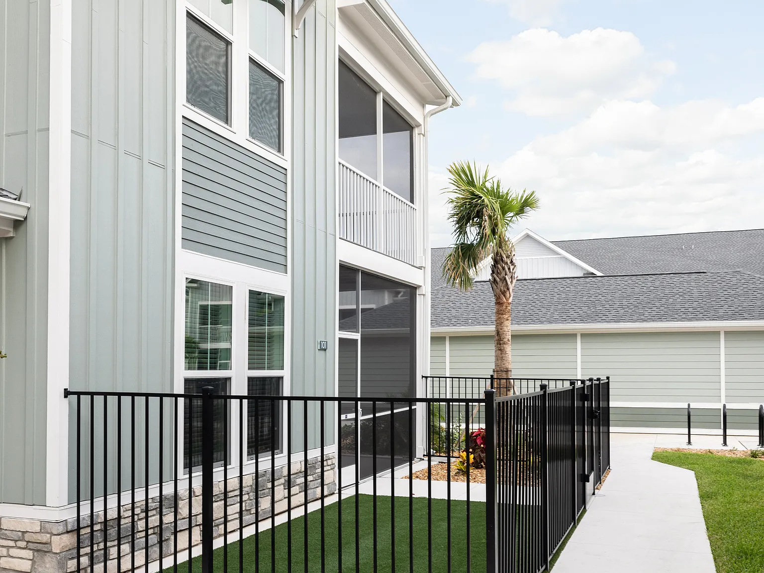 Palm Grove Luxury Apartments — Photo 2