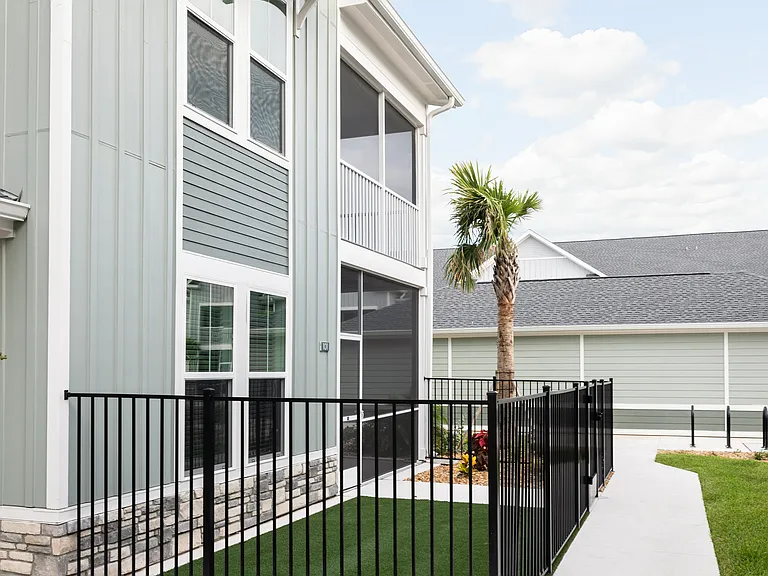 Palm Grove Luxury Apartments — Photo 2