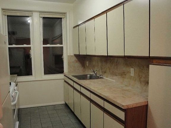 4th image of 51 Bay 31 St