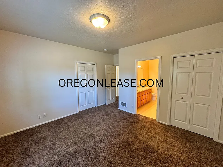 3 bedroom North Eugene duplex home with full sized garage — Photo 12