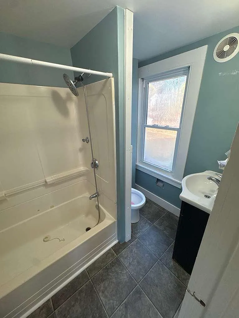 4 bed, $2,000 — Photo 1