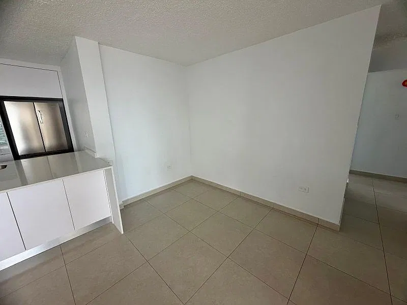 3 bed, 2.0 bath, 1300 sqft, $3,000 — Photo 3