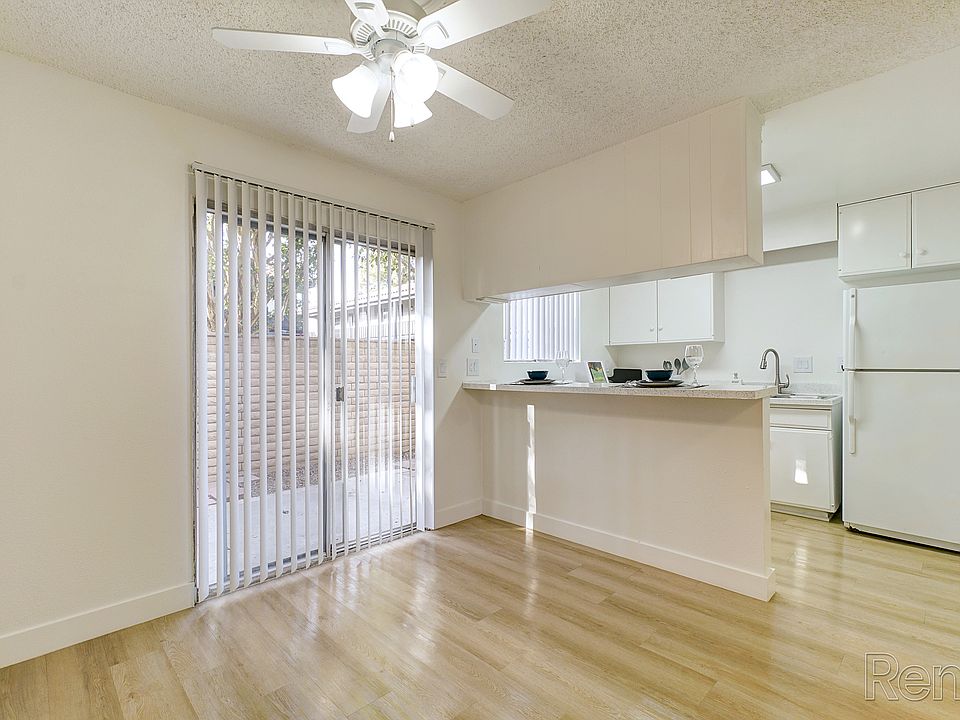 2 Bedroom Townhome - Dinning area
