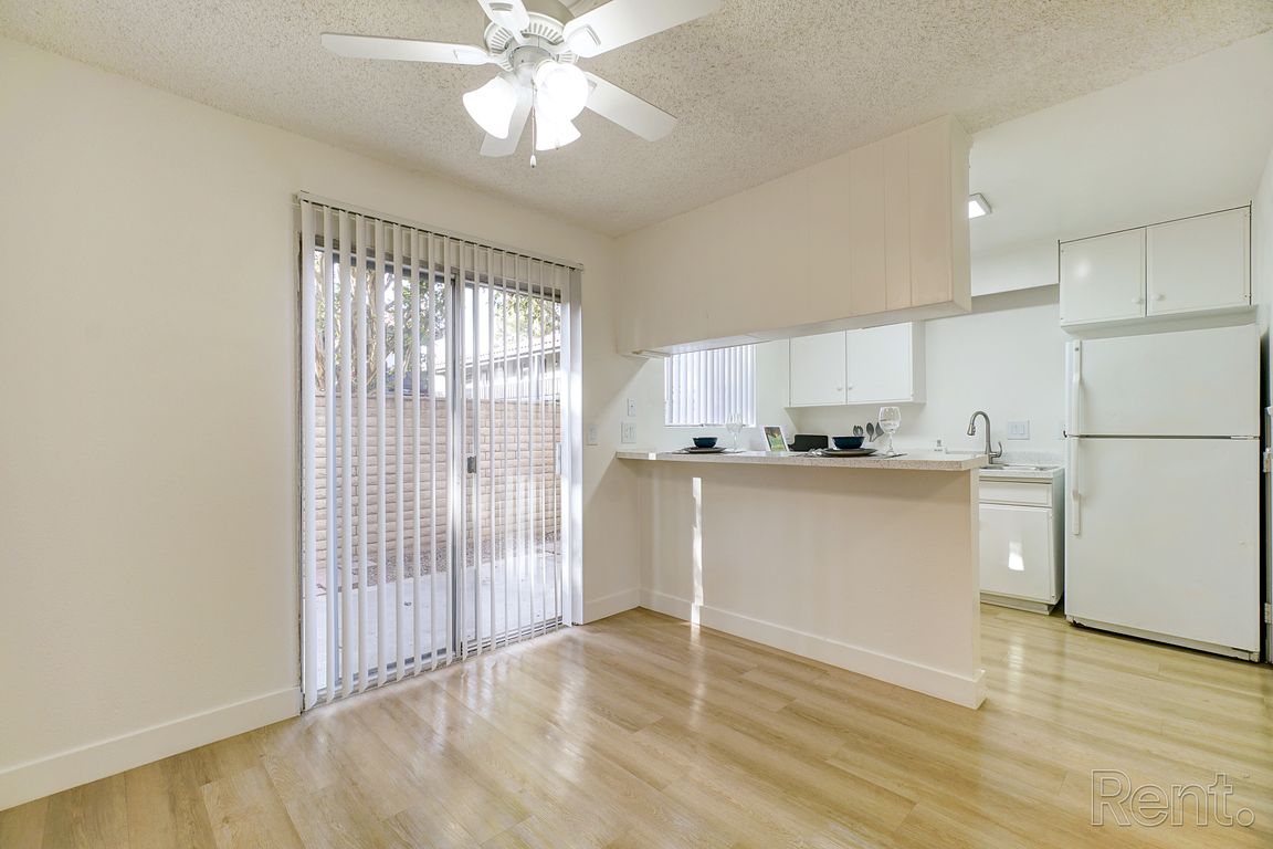 2 Bedroom Townhome - Dinning area