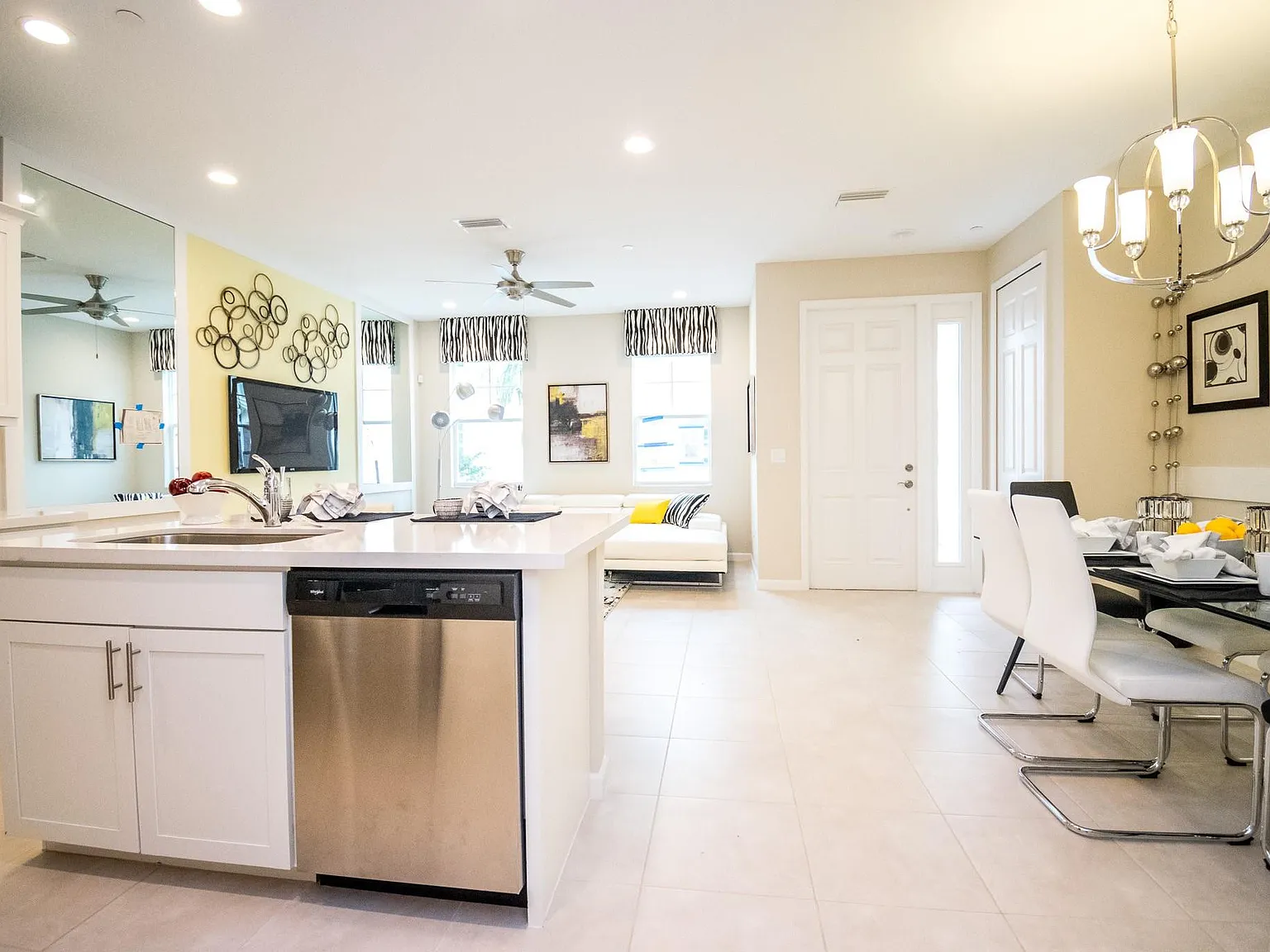 3 bed, 2.5 bath, 1614 sqft, $3,275 — Photo 3