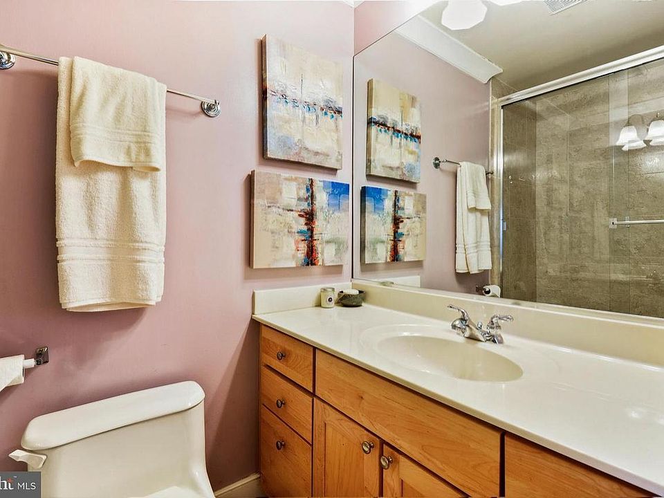 En-suite full master bath
