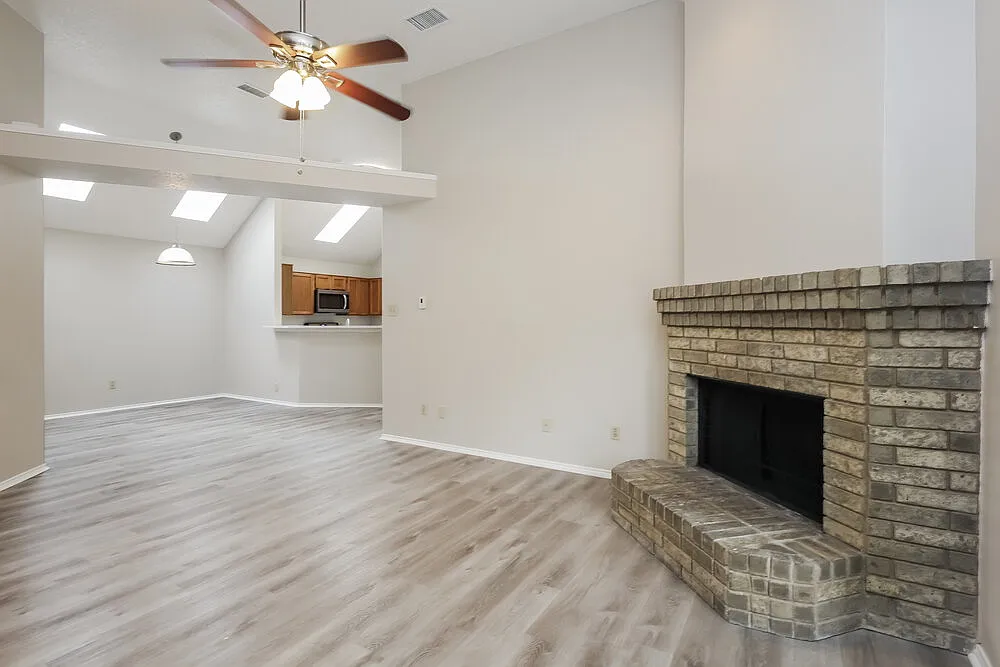 3 bed, 2.0 bath, 1352 sqft, $2,045 — Photo 4