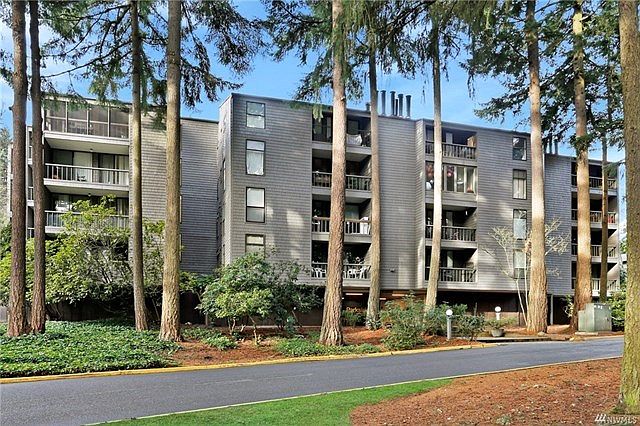 Welcome home to Parkside in Sixty-01! Gorgeous new lobby and elevator. Ground floor unit. Home to sprawling lakes, walking trails, 4 pools, gym, hot tubs, RV parking, pea patches, community clubhouse, bar, restaurant and on-site management. Centrally located just between Microsoft, Google and Downtown Bellevue.