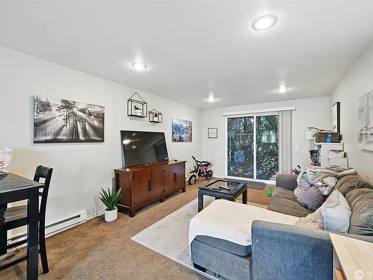 108 Baker St — Photo 16