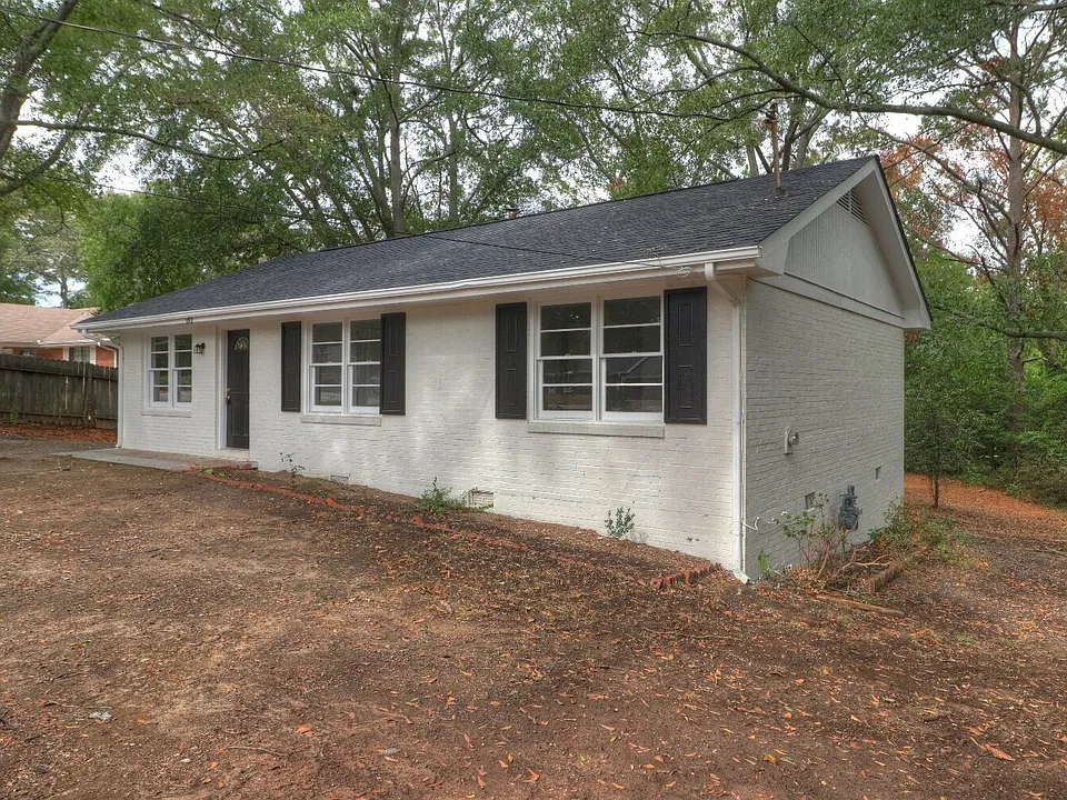 992 Locust Dr NE