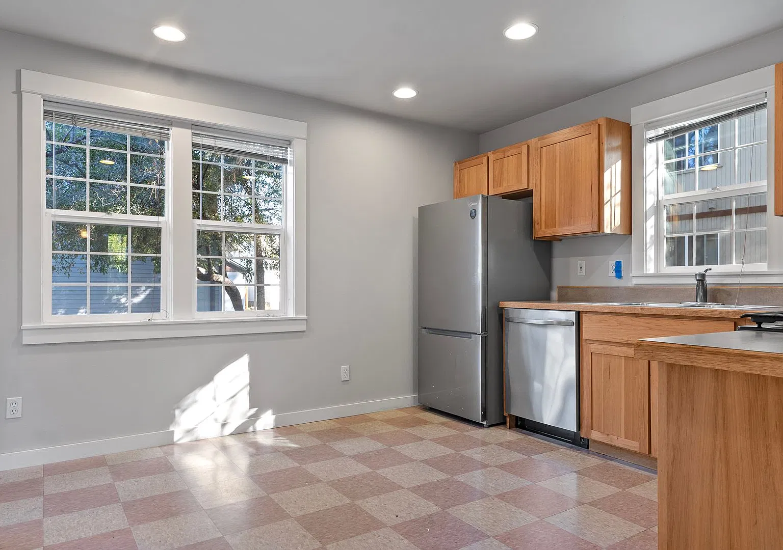 118 SE Roosevelt — Photo 4