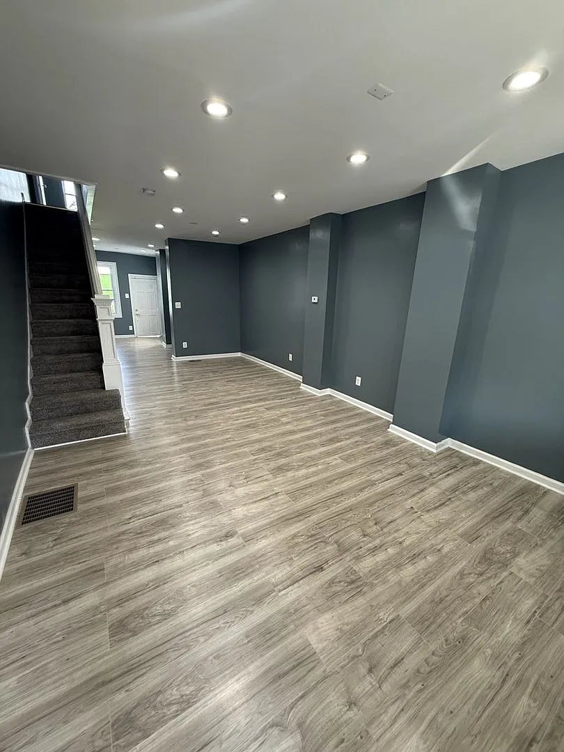 Beautiful 3 Bedroom Home Updated & Move In Ready — Photo 4